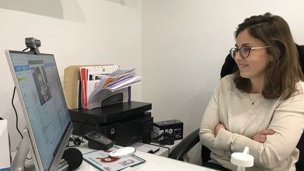 Une médecin lors d'une téléconsultation, à Paris, le 11 mars 2020. (Radio France / MAXPPP)