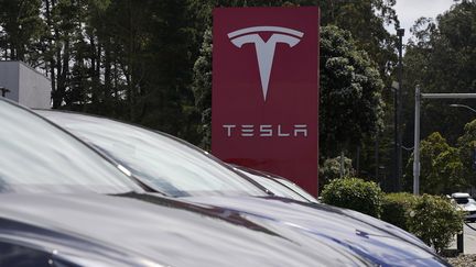 Face au recul des ventes de Tesla, Elon Musk va supprimer des postes un peu partout dans le monde, y compris en Europe. Photo d'illustration. (LI JIANGUO / XINHUA / MAXPPP)