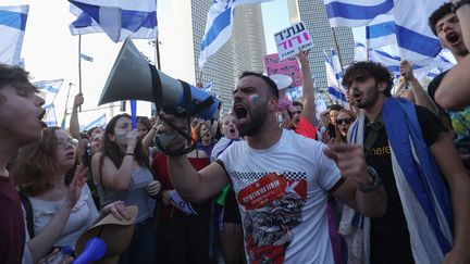 Des opposants au projet de réforme de la justice manifestent à Tel Aviv, lundi 27 mars 2023. (GIL COHEN-MAGEN / AFP)