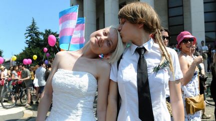 Deux jeunes femmes, d&eacute;guis&eacute;es en couple de mari&eacute;s, manifestent dans les rues de Zagreb, en Croatie, le 15 juin 2013.&nbsp; ( AFP )