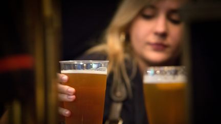 En France, on estime que le premier verre d'alcool est consommé à l'âge de 14 ans (photo d'illustration, le 30 janvier 2016). (NICOLAS KOVARIK / MAXPPP)