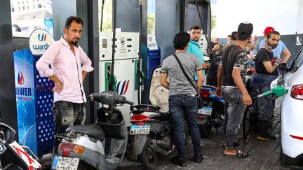 Une file d'attente à une station-service, à Beyrouth (Liban), le 13 août 2021. (ANWAR AMRO / AFP)