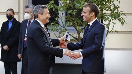 Emmanuel Macron et le Premier ministre Italien&nbsp;Mario Draghi à la conférence internationale sur la Libye. (LUDOVIC MARIN / AFP)