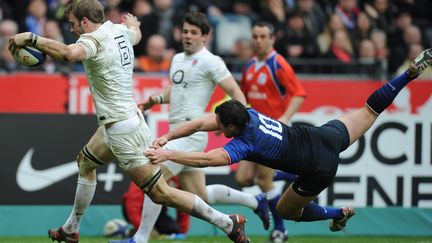 Le Fran&ccedil;ais Lionel Beauxis (&agrave; droite) tente de plaquer l'Anglais&nbsp;Tom Croft pendant le match France-Angleterre au Stade de France de Saint-Denis le 11 mars 2012. (FRANCK FIFE / AFP)