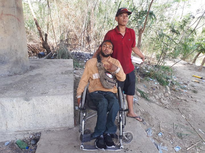 Santiago 27 ans et son ami sur un sentier illégal pour traverser la frontière, le 24 février.&nbsp; (BENJAMIN ILLY / FRANCE-INFO)