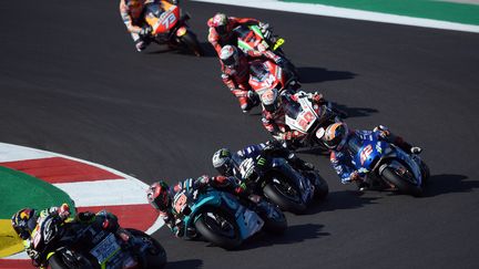 Johann Zarco devant Fabio Quartararo et une meute sur le circuit de Portimao (PATRICIA DE MELO MOREIRA / AFP)