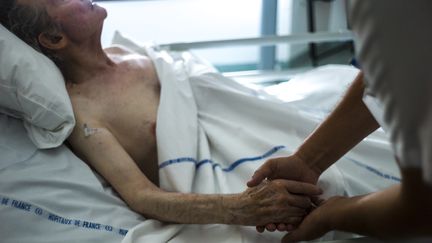 Dans une unité de soins palliatifs à l'hôpital d'Argenteuil (Val-d'Oise), le 22 juillet 2013.&nbsp; (FRED DUFOUR / AFP)