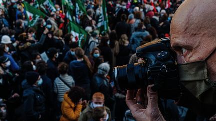 28 novembre 2020. Paris, manifestation de milliers de personnes contre la proposition de loi "Sécurité globale. Les images de violences policières choquantes ont été vues par 15 millions de personnes sur les réseaux sociaux.&nbsp; (JAN SCHMIDT-WHITLEY / LE PICTORIUM / MAXPPP)