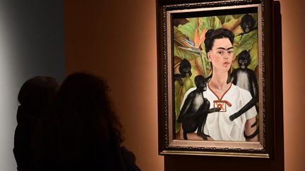 Auto-portrait avec des singes, tableau signé Frida Kahlo, à Milan (Italie). (MIGUEL MEDINA / AFP)