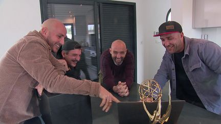 Antoine Chicoye, Laurent Pujol, Michael Darrigade et Alexandre Lesbats face à leur statuette du Emmy Award obtenue pour la série documentaire "100 Foot Wave". (FRANCE 3 NOUVELLE AQUITAINE)