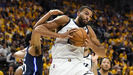 Rudy Gobert a&nbsp;offert&nbsp;le dunk de la victoire à Utah, lors du match de playoffs à domicile face aux Mavericks,&nbsp;le 23 avril 2022. (ALEX GOODLETT / GETTY IMAGES NORTH AMERICA / AFP)