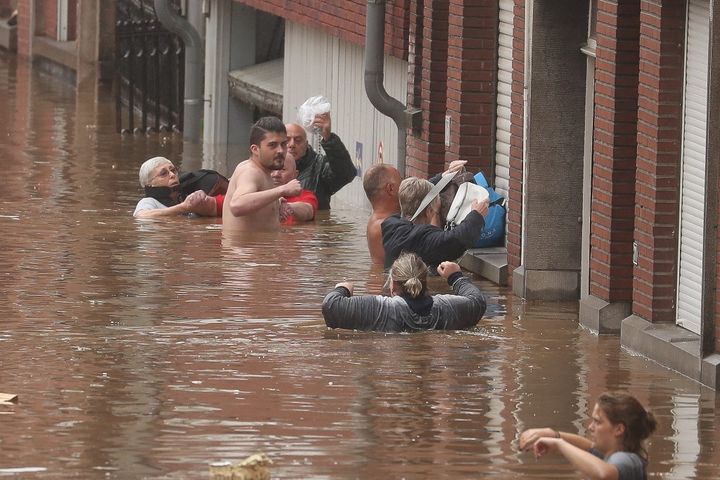 Des habitants évacuent les maisons inondées à Liège en Belgique, le 15 juillet 2021. (BRUNO FAHY / BELGA MAG / AFP)