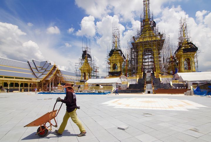 L’esplanade de Sanam Luang s'est métamorphosée en prévision des funérailles du roi Bhumibol, prévues du 25 au 29 octobre 2017. (LIONEL DE CONINCK / FRANCE TELEVISIONS)