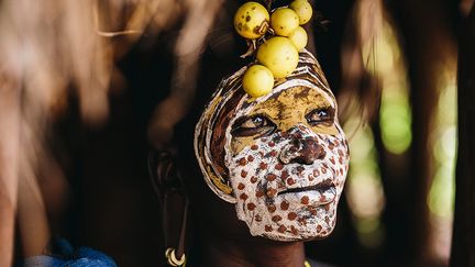 Les peintures sur les visages de l’ethnie Suri ne sont pas de simples masques de travestissement, mais une forme d’art demandant un vrai savoir-faire. Ces œuvres restent très souvent éphémères car aussitôt faites, elles peuvent selon l’envie de leur créateur être détruites en quelques secondes dans l’eau de la rivière.&nbsp; &nbsp; &nbsp; (VEDRAN VIDAK / SOLENT / SIPA)