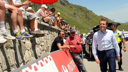 &nbsp; (Emmanuel Macron sur la 8e étape du Tour de France entre Pau et Luchon, samedi. © FERNAND FOURCADE/SIPA)