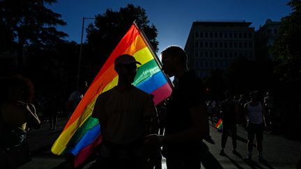 Des manifestants avec un drapeau arc-en-ciel, lors de la Marche des fiertés à Madrid (Espagne), le 1er juillet 2017. (OSCAR DEL POZO / AFP)