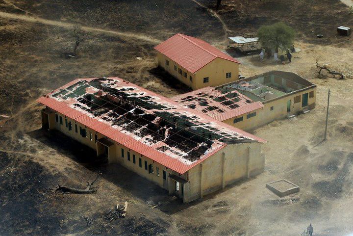 Ecole de Chibok (nord-est du Nigeria) détruite par Boko Haram. C'est dans cette école que le groupe djihadiste a enlevé 276 élèves le 14 avril 2014. (SUNDAY AGHAEZE / AFP)