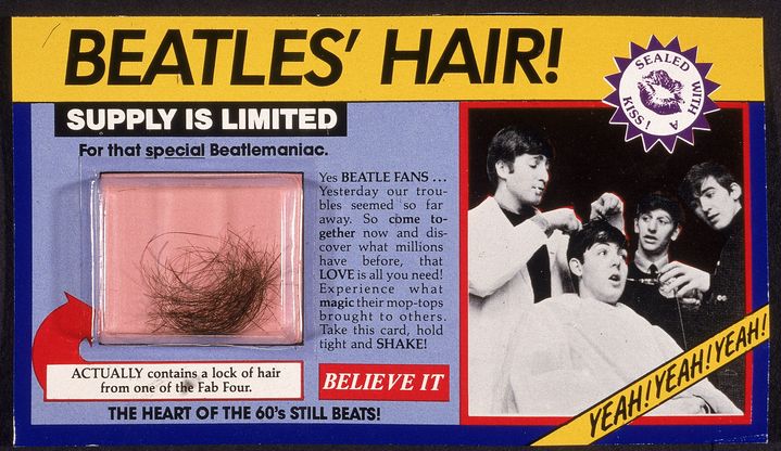 Une mèche de cheveux, supposément d'un des quatre membres des Beatles, vendue aux fans dans les années 60. La photo montre Paul McCartney sur le fauteuil du coiffeur, entouré de ses complices John, Ringo et George. (BLANK ARCHIVES / HULTON ARCHIVE / GETTY)