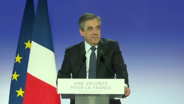 Fillon enfariné à son arrivée à un meeting à Strasbourg fustige ses détracteurs