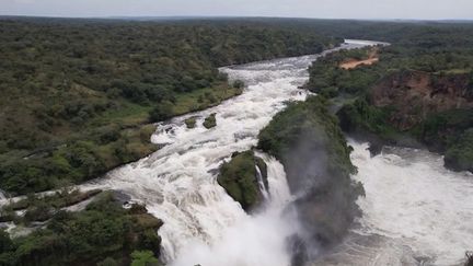 En Ouganda, les chutes du Nil Blanc attirent chaque année de nombreux visiteurs venus admirer un spectacle exceptionnel. (CAPTURE D'ÉCRAN FRANCE 2)