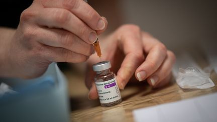 Une pharmacienne prépare une dose du vaccin d'AstraZeneca contre le Covid-19 à Savenay (Loire-Atlantique), le 2 avril 2021. (LOIC VENANCE / AFP)