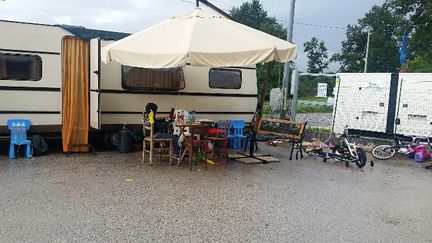 Certains habitants d'Amatrice dont la maison a été détruite dans le tremblement de terre, vivent aujourd'hui dans leur caravane de vacances, comme&nbsp;Federica, son mari, et leurs deux fils.&nbsp; (RADIO FRANCE / MATHILDE IMBERTY)