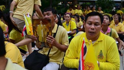 La foule se rassemble pour prier pour la santé du roi de Thaïlande devant l'hôpital où il est soigné depuis deux mois. (AFP)