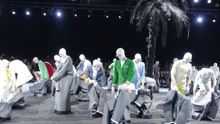 En réalité sous les costumes de baleine -qui se dezippent dans le dos- se cachent les vêtements colorés de la collection Thom Browne pour le printemps-été 2017.
 (Corinne Jeammet)