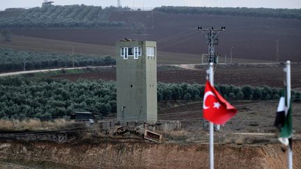 Une position militaire turque près de la frontière syrienne, à l'ouest du village de Jindayris, dans la campagne d'Afrin, le 18 décembre 2021. (RAMI AL SAYED / AFP)