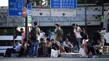 Des migrants et des réfugiés Porte de la Chapelle, à Paris, le 7 juillet 2017. (ERIC FEFERBERG / AFP)