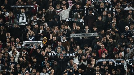 Les supporters bordelais dans les tribunes du Matmut Atlantique lors du match contre le Paris Saint-Germain en Ligue 1, le 6 novembre 2021. (PHILIPPE LOPEZ / AFP)