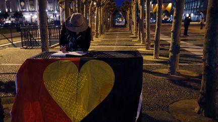 Un drapeau avec un cœur et aux couleurs de la Belgique a été disposé à San Francisco (Etats-Unis). Les personnes venues se recueillir pouvaient également écrire quelques mots de soutien aux victimes&nbsp;des attentats.&nbsp; (MONICA DAVEY / AFP)