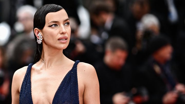 La mannequin russe Irina Shayk et ses "cheveux mouillés" sur le tapis rouge lors de la projection de "Killers of the Flower Moon" le 20 mai. (LOIC VENANCE / AFP)