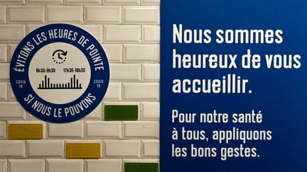 Une affiche appelant à éviter les heures de pointe en raison de l'épidémie de coronavirus est installée dans le métro, à Paris, le 7 mai 2020. (SAMUEL BOIVIN / NURPHOTO / AFP)