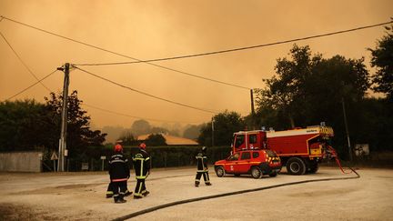 Les pompiers prennent position à Cazaux (Gironde), le 14 juillet 2022 alors que la ville est en cours d'évacuation.&nbsp; (THIBAUD MORITZ / AFP)