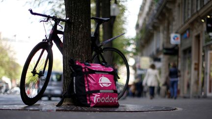 Le sac d'un livreur de l'entreprise Foodora à Paris, le 6 avril 2017. (GONZALO FUENTES / REUTERS)