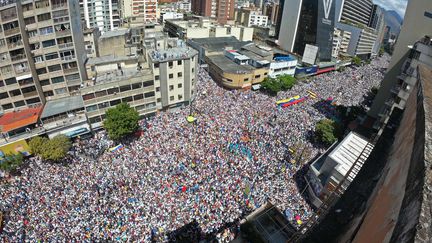 Les&nbsp;partisans de&nbsp;Juan Guaido se sont réunis à&nbsp;Caracas au Venezuela, le 12 février 2019. (YURI CORTEZ / AFP)