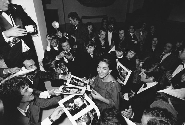 Maria Callas signe des autographes au théâtre des Champs-Élysées à Paris, le 7 décembre 1973. (MICHEL GINFRAY / GAMMA-RAPHO)