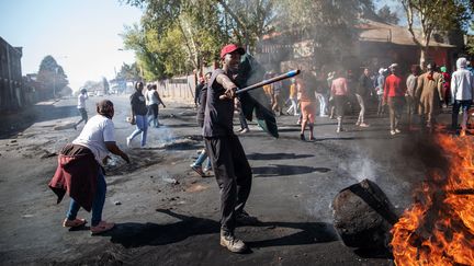 Le 2 septembre 2019, des émeutes ont éclaté à Turffontein, dans la banlieue de Johannesburg, en Afrique du Sud. (MICHELE SPATARI / AFP)