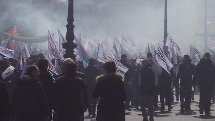 &nbsp; (Les policiers ont manifesté dans le brouillard de leurs lacrymogènes © RF/ Stéphane Pair)