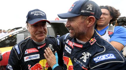 Carlos Sainz (à gauche) et Stéphane Peterhansel rejoignent X-Raid (FRANCK FIFE / AFP)