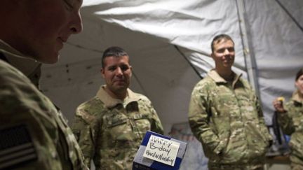 Le lendemain sur la base, Robert D. Hardisty reçoit comme cadeau d’anniversaire pour ses 25 ans, 25 boissons énergisantes. (AFP PHOTO / BEHROUZ MEHR)