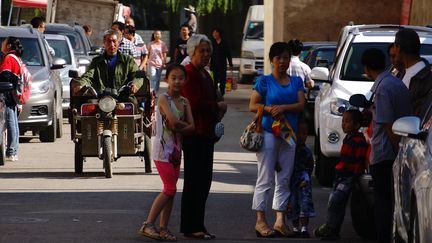 Des r&eacute;sidents de la province chinoise de Gansu se r&eacute;fugient dans la rue apr&egrave;s un s&eacute;isme, le 22 juillet 2013. ( AFP )