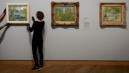 Au musée Van Gogh d'Amsterdam, un triptyque de Van Gogh peint sur les bords de Seine est exceptionnellement réuni dans une exposition (5 octobre 2023) (ROBIN VAN LONKHUIJSEN / ANP VIA AFP)