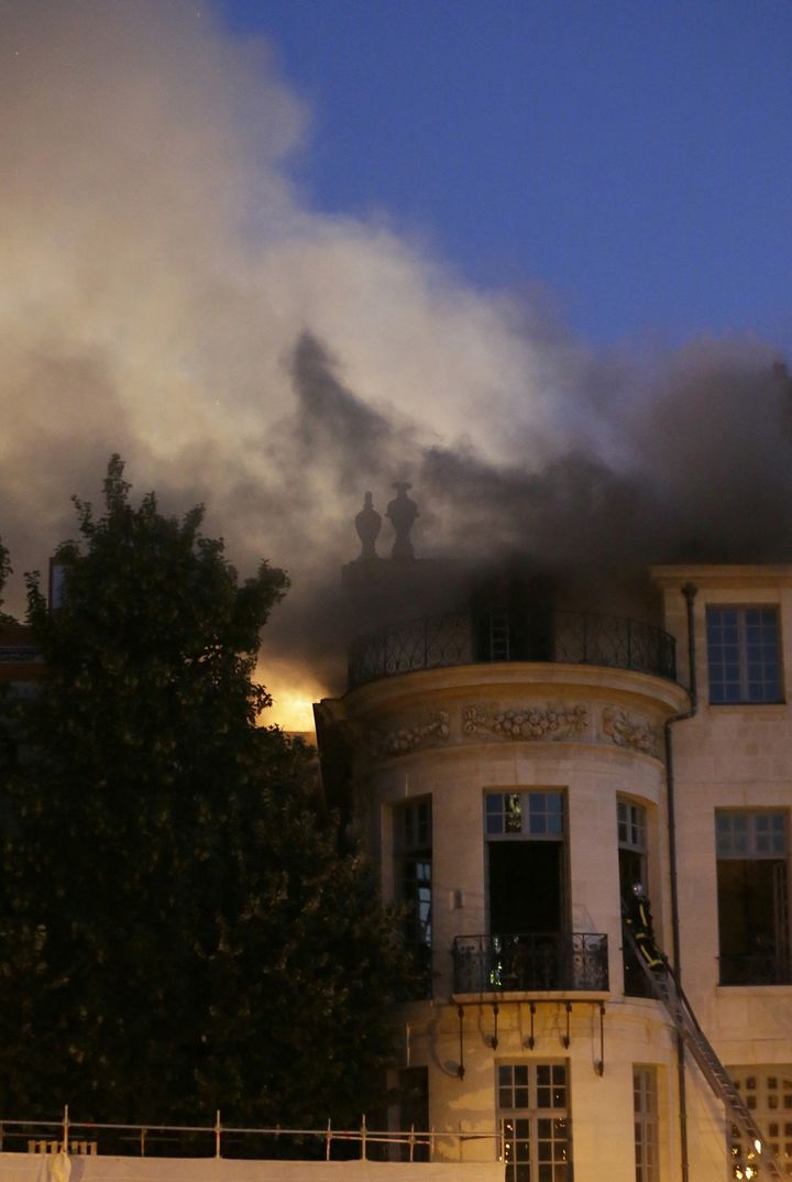 Une partie de l'hôtel Lambert en feu le 10 juillet 2013
 (KENZO TRIBOUILLARD / AFP)