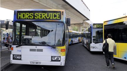 &nbsp; (Les bus sont restés à l'arrêt à Marseille vendredi à la mi- journée après des tirs à la carabine sur la ligne 36 au niveau de l'arrêt Consolat, dans le 15e arrondissement. Illustration © Maxppp)