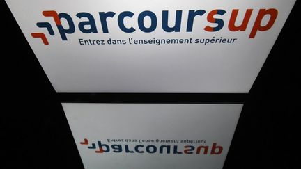 Au lendemain des premières propositions aux élèves inscrits sur la plateforme d'accès aux études supérieures Parcoursup, la Fédération des conseils des parents d'élèves (FCPE) estime que c'est "un échec". (LIONEL BONAVENTURE / AFP)