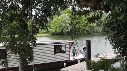 Lot : des vacances au vert sur une péniche écologique (France 3)