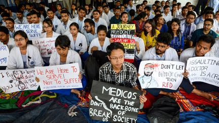 Des médecins et&nbsp;étudiants manifestent à&nbsp;Guwahati (Inde), le 17 juin 2019. (STR / AFP)