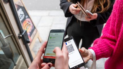 Un contrôle du pass sanitaire à l'entrée d'un restaurant de Rennes (Ille-et-Vilaine), le mercredi 5 janvier 2022. (MARTIN ROCHE / OUEST-FRANCE / MAXPPP)